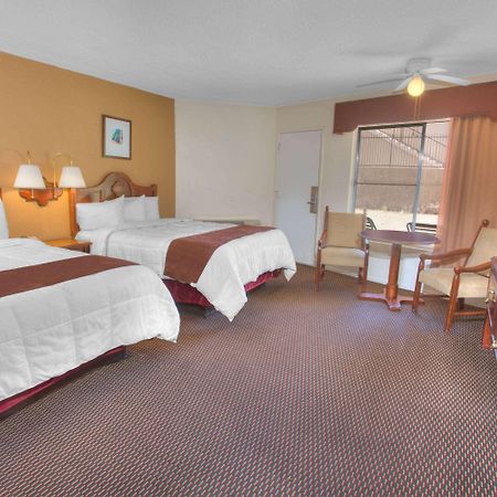 Travelodge Inn & Suites By Wyndham Yucca Valley/Joshua Tree מראה חיצוני תמונה